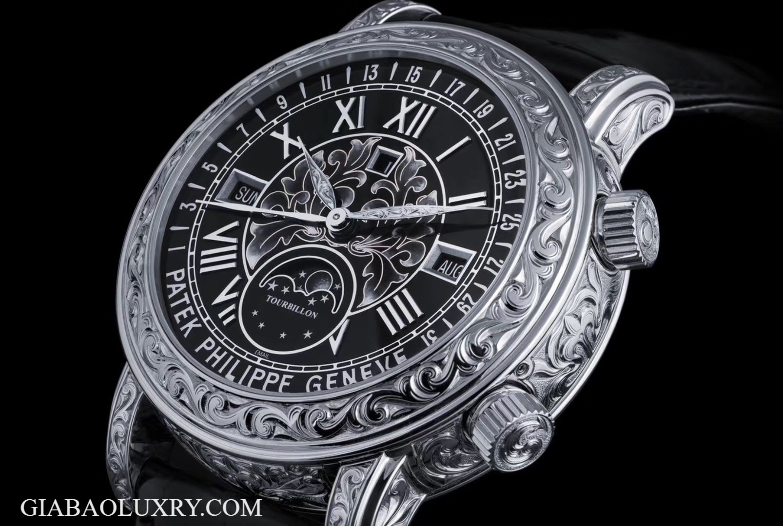Cận cảnh mặt số và vỏ chạm khắc của Patek Philippe Grand Complications 6002G-010