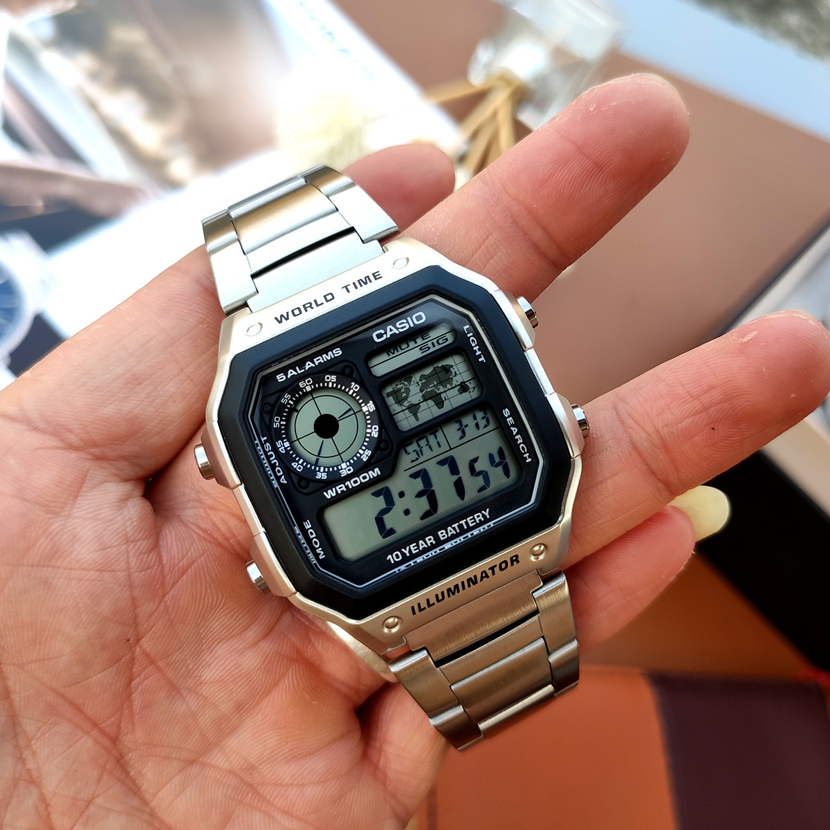 Đồng hồ điện tử Casio AE-1200WHD-1AVDF mặt bạc dây kim loại