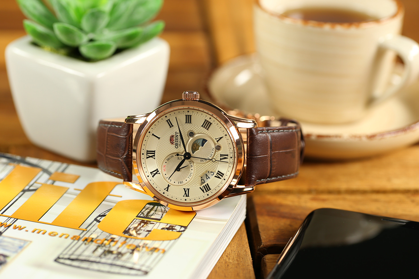 Chi tiết mặt số đồng hồ Orient Sun and Moon Version 3 với chức năng hiển thị ngày và lên dây cót tay