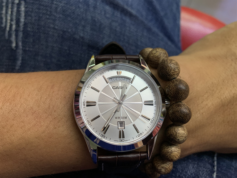 Casio MTP-1381L-7AVDF chụp từ góc độ khác, cho thấy chi tiết mặt số và dây da