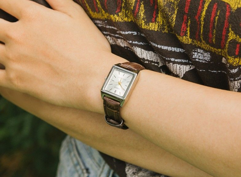 Đồng hồ Casio nữ mặt vuông dây da LTP-V007L-9EUDF với thiết kế cổ điển và thanh lịch.