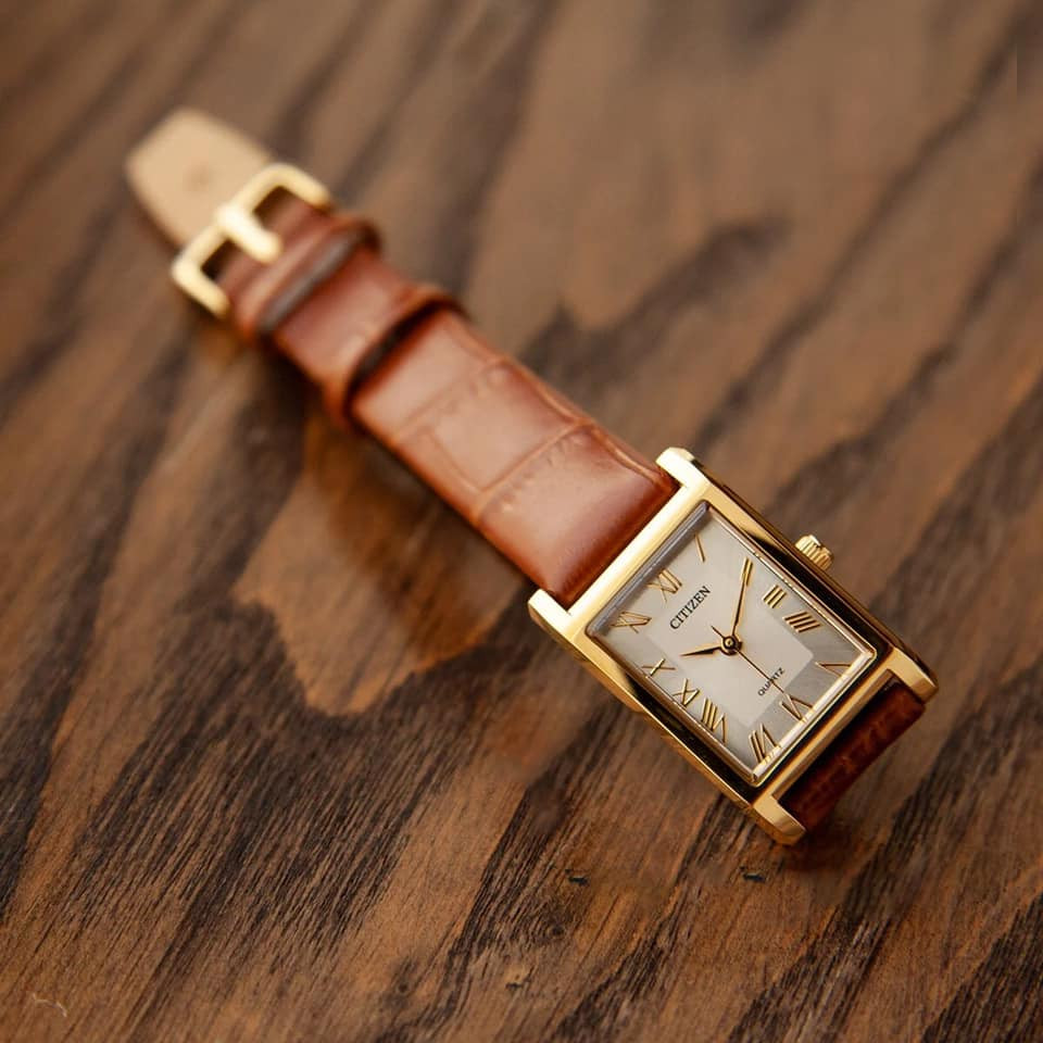 Mẫu đồng hồ nữ mặt vuông Citizen EJ6122-08A với mặt kính khoáng Mineral cao cấp.