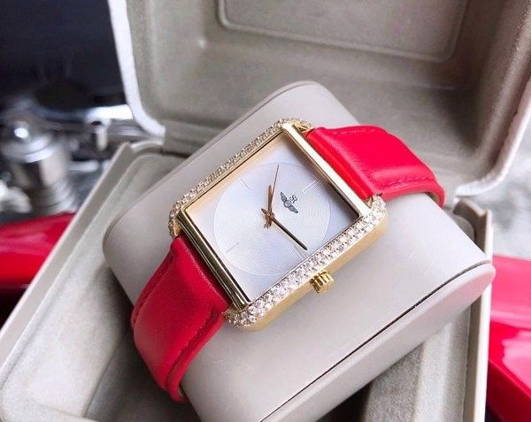 SRWatch nữ mặt vuông SL2203.4302 kính sapphire với khả năng chống nước 5 ATM.