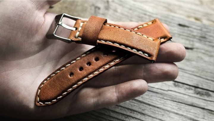 Dây đồng hồ Seiko 5 quân đội trên cổ tay với dây vải NATO màu xanh rêu