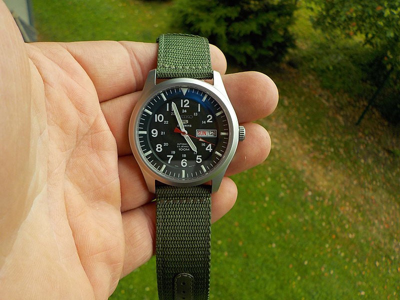 Đồng hồ Seiko 5 quân đội mặt số xanh rêu với dây vải canvas cùng màu