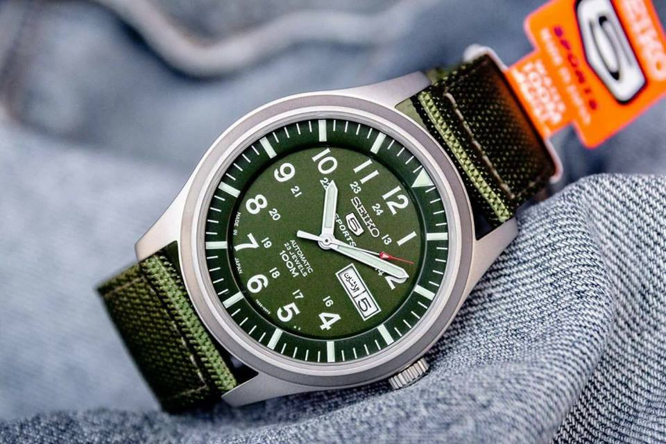 Cận cảnh mặt số đồng hồ Seiko 5 quân đội với các chi tiết dạ quang nổi bật và kính Hardlex