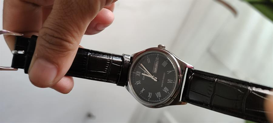 Một góc chụp khác của đồng hồ Casio MTP-V006L-1BUDF đang được đeo, làm nổi bật đường nét và chất liệu dây da.