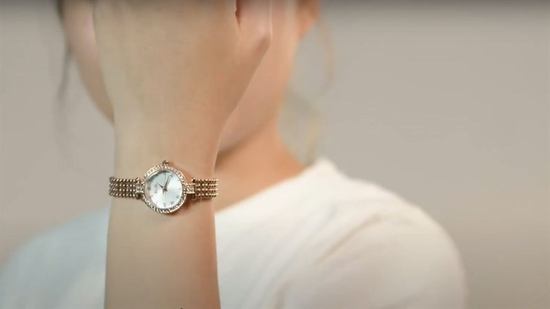Đồng hồ nữ Elio ES028-01 với mặt đính đá sang trọng, dây hợp kim sáng