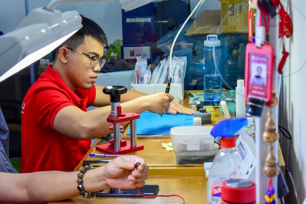 Kỹ thuật viên chuyên nghiệp đang bảo dưỡng đồng hồ G-Shock tại trung tâm sửa chữa.