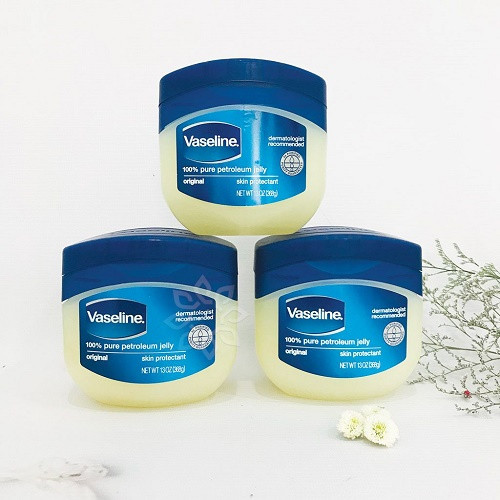 Sử dụng Vaseline để làm mềm và đánh bóng dây da đồng hồ