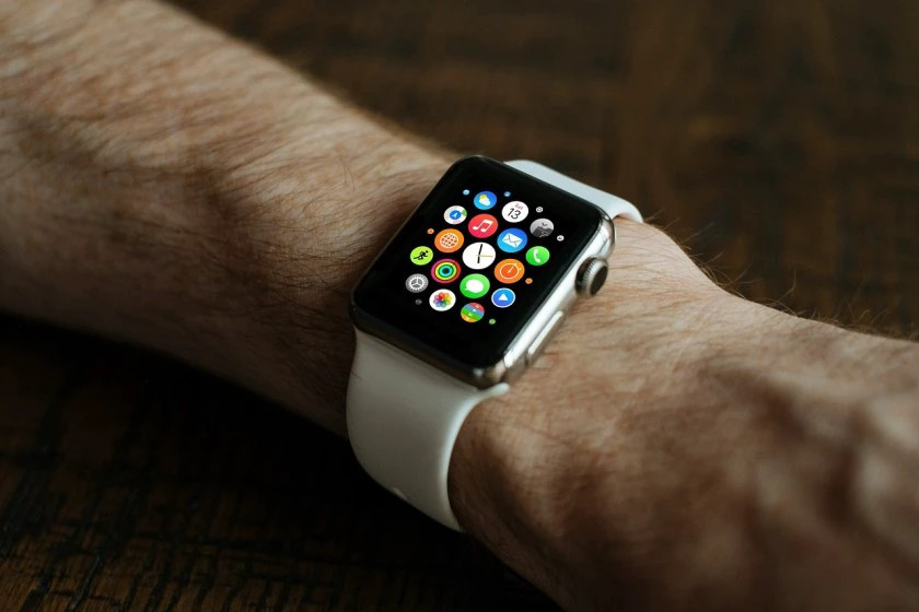 Người dùng đang xem màn hình Apple Watch và iPhone