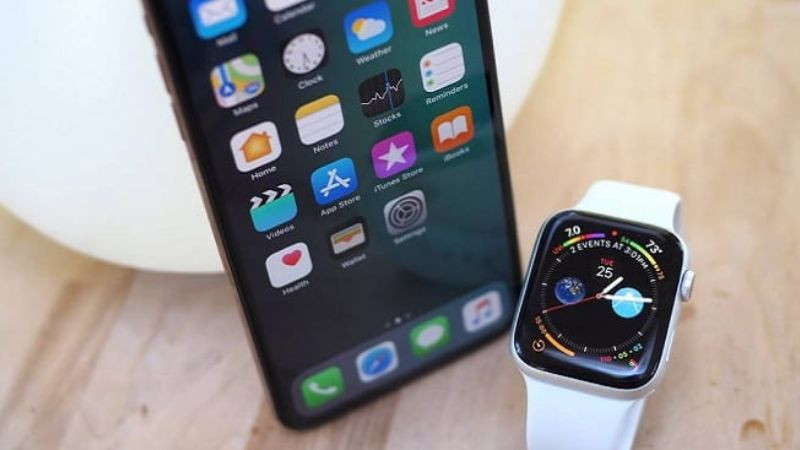 Người dùng đang xem thông báo trên đồng hồ thông minh, minh họa lợi ích khi kết nối iPhone với đồng hồ thông minh