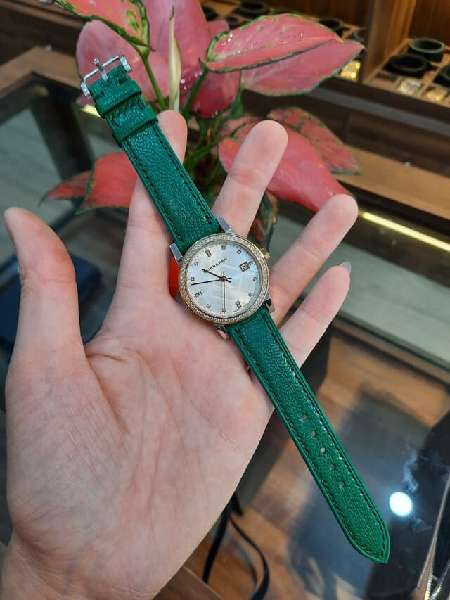 Khách hàng kiểm tra dây đồng hồ Burberry chính hãng sau khi thay