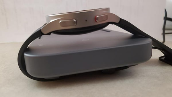 Khó khăn khi sạc Galaxy Watch với dây đeo đồng hồ khóa D