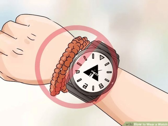 Chọn size mặt đồng hồ phù hợp, không quá lớn so với cổ tay để đeo đồng hồ đúng cách