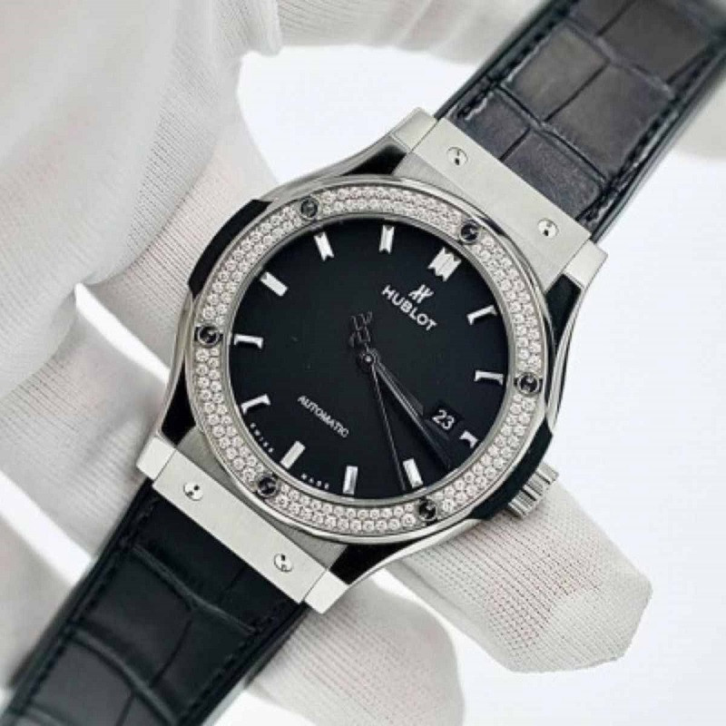 Kiểm tra đồng hồ Hublot thật giả bằng cách xem xét chất liệu và độ hoàn thiện tinh xảo