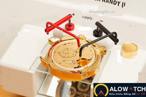 Kiểm tra và vệ sinh bản cực cách điện đồng hồ để pin hoạt động tốt