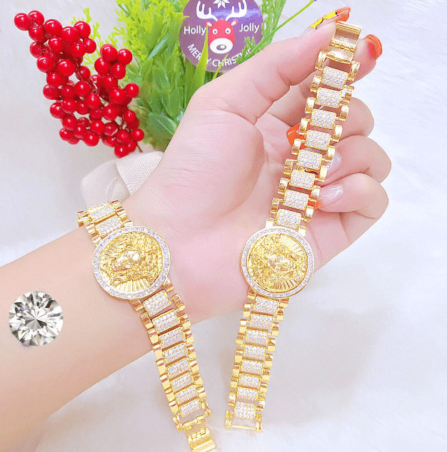 Lắc tay đồng hồ vàng 18k tối giản, thanh lịch trên cổ tay người đeo