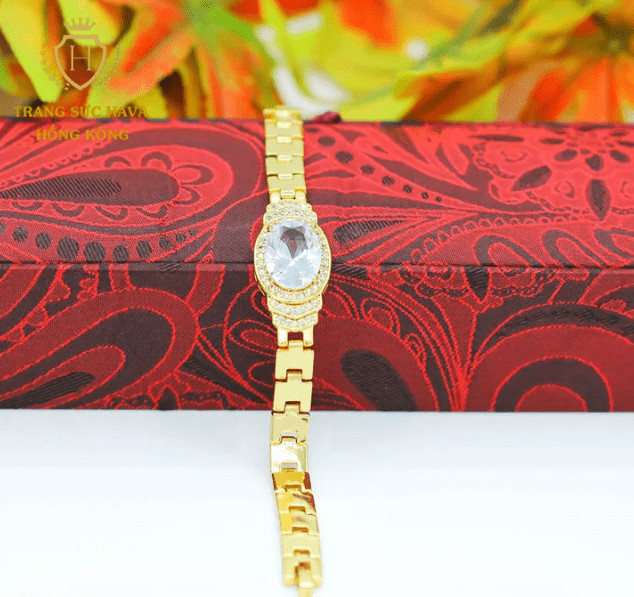 Chiếc lắc tay đồng hồ vàng 18k đính kim cương, biểu tượng của sự xa hoa và quyền quý