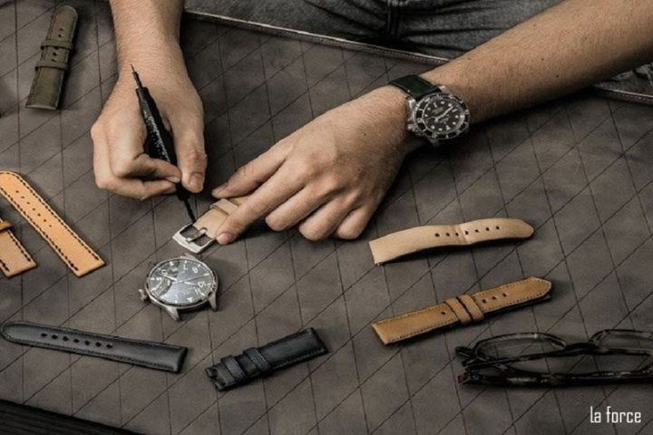 Bàn làm việc với các dụng cụ cơ bản để làm dây đồng hồ da handmade