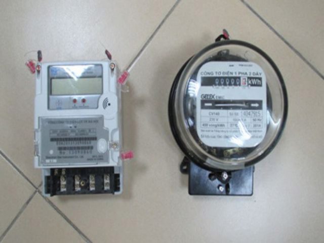 Kỹ thuật viên đang lắp đặt đồng hồ điện chuyên nghiệp tại Quận Tân Phú, gợi nhớ đến việc tìm kiếm các loại đồng hồ giá rẻ và chất lượng.