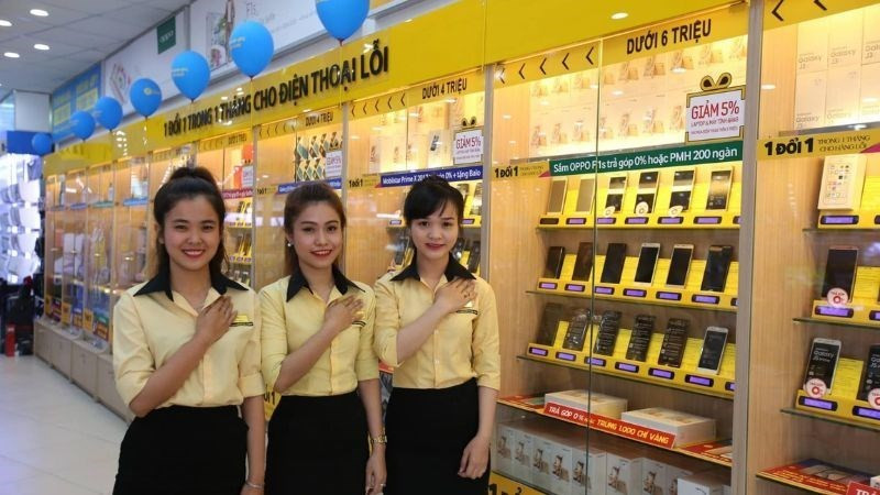 Khách hàng mua sắm tại cửa hàng Thế Giới Di Động, thể hiện sự vui vẻ khi nhận ưu đãi mua 1 tặng 1 đồng hồ.