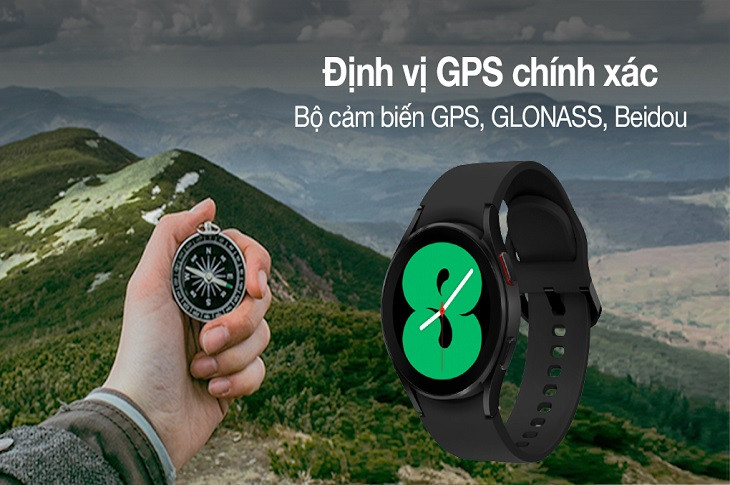 Người dùng xem bản đồ dẫn đường trên màn hình đồng hồ thông minh Samsung Galaxy Watch 4 LTE