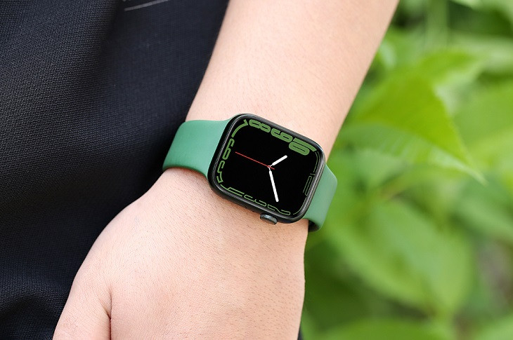 Đồng hồ thông minh smartwatch trên cổ tay, thể hiện sự tiện lợi trong cuộc sống hiện đại
