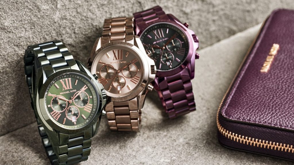 Hai chiếc đồng hồ Michael Kors đã qua sử dụng trên cổ tay