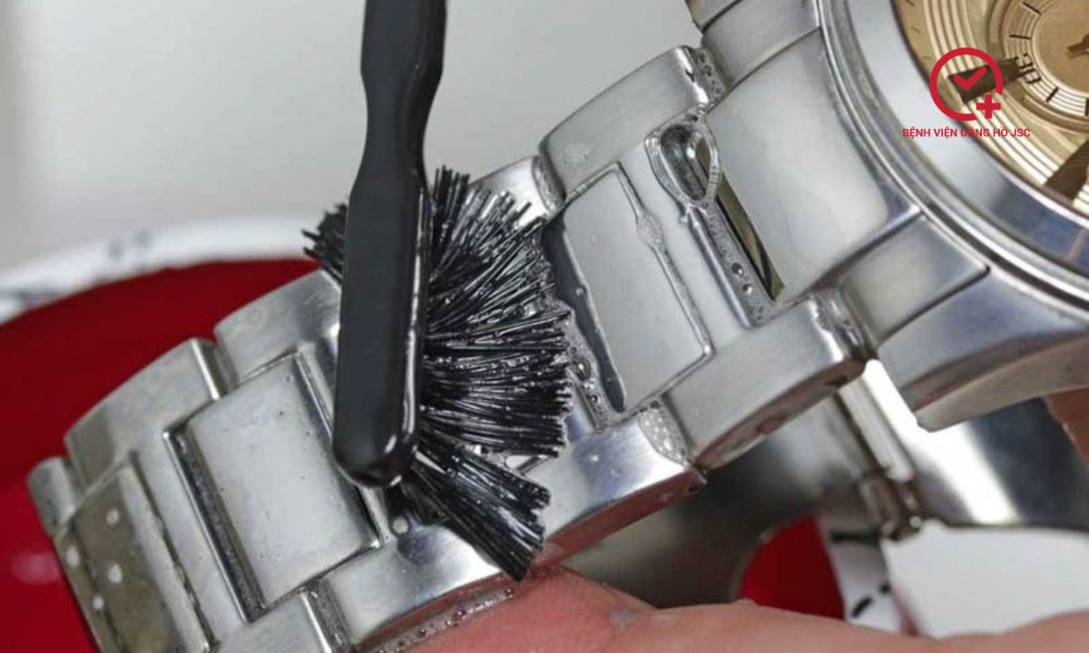 Người dùng đang cẩn thận làm sạch đồng hồ, minh họa các lưu ý quan trọng khi tự đánh bóng đồng hồ đeo tay tại nhà để tránh hư hại