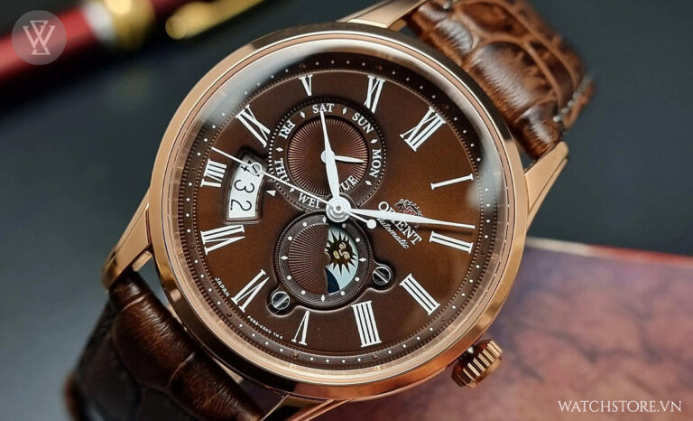 Bộ dụng cụ vệ sinh và bảo dưỡng đồng hồ cạnh chiếc đồng hồ Orient, biểu tượng cho những lưu ý quan trọng khi lên dây cót và chăm sóc đồng hồ cơ.