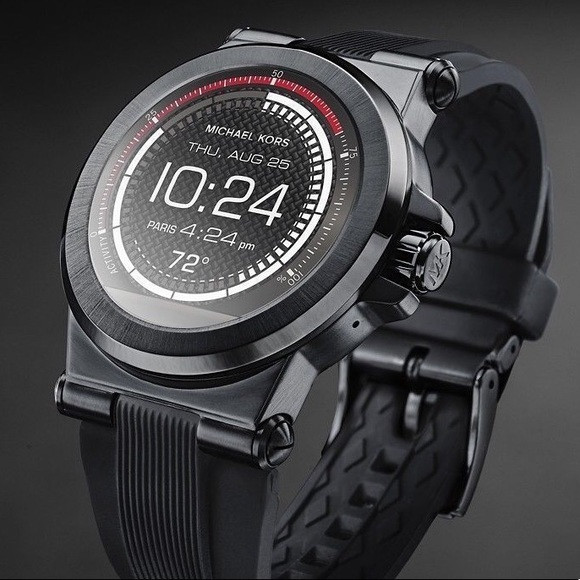 Đồng hồ Michael Kors nam Dylan Smartwatch trên cổ tay