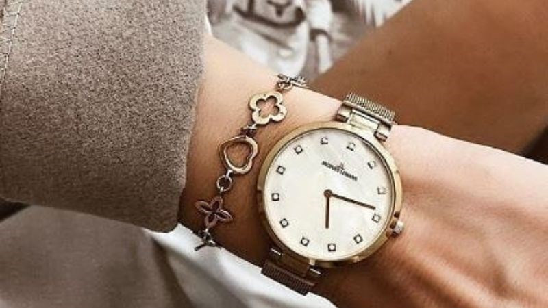 Nên đeo đồng hồ cùng lắc tay để tạo điểm nhấn riêng