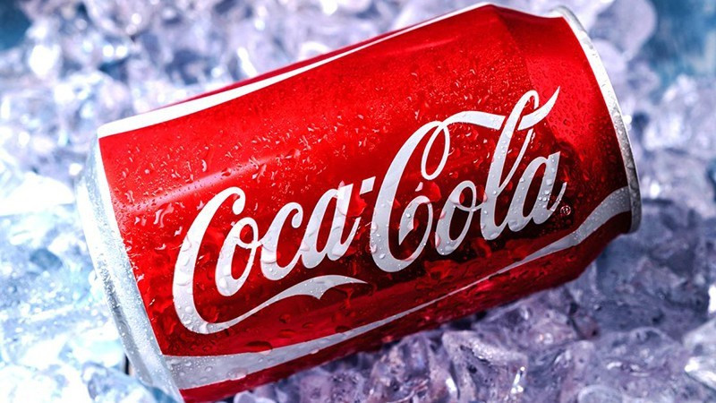 Dùng khăn thấm Coca Cola để làm sạch và sáng bóng dây đồng hồ kim loại bị gỉ sét.
