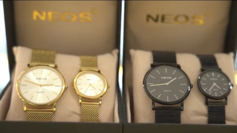 Vỏ hộp đồng hồ Neos chính hãng với logo "NEOS" in rõ ràng
