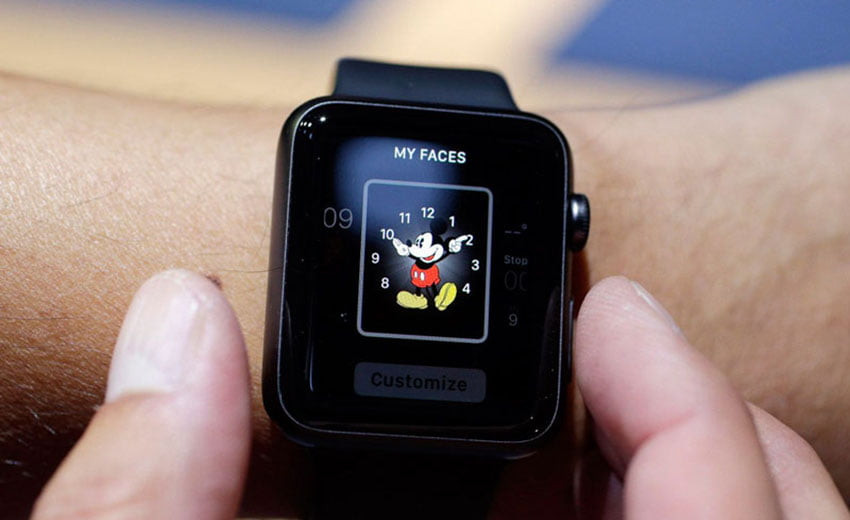 Mặt đồng hồ Apple Watch Series 3 với giao diện số hiển thị thông tin cơ bản