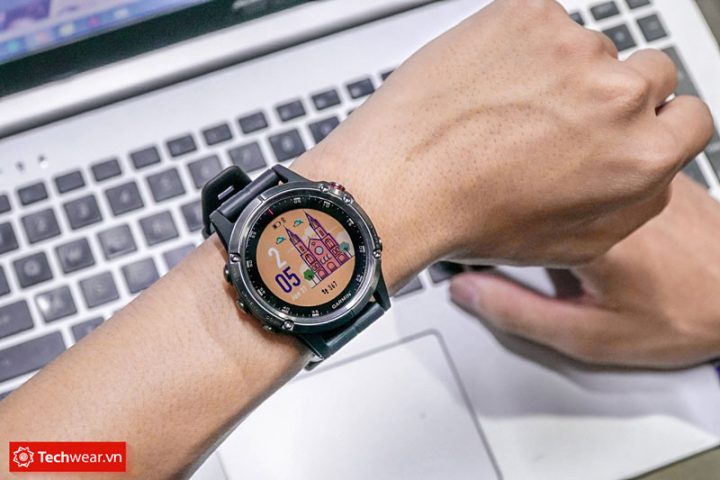 Mặt đồng hồ Garmin Fenix 5 Plus hiển thị giao diện thời gian và thông báo
