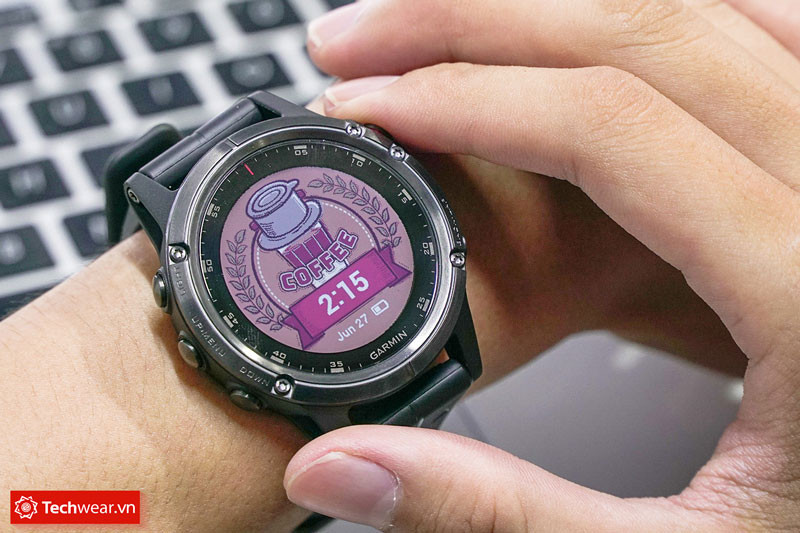 Mặt đồng hồ Garmin Fenix 5 Plus hiển thị chế độ theo dõi hoạt động bơi lội