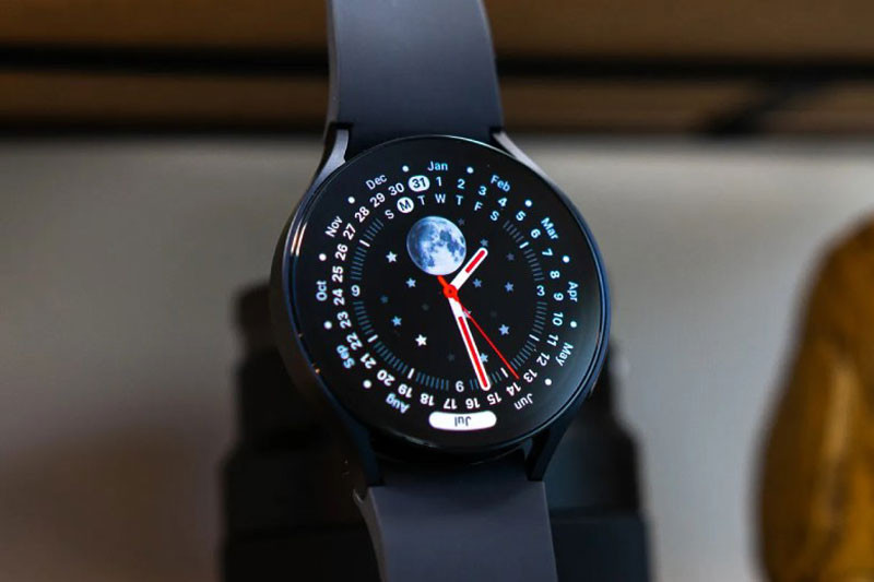 Giao diện Perpetual theo phong cách cổ điển trên Galaxy Watch, với kim truyền thống và hiển thị chu kỳ mặt trăng, mang đến vẻ đẹp sang trọng cho mặt đồng hồ Galaxy Watch đẹp này.