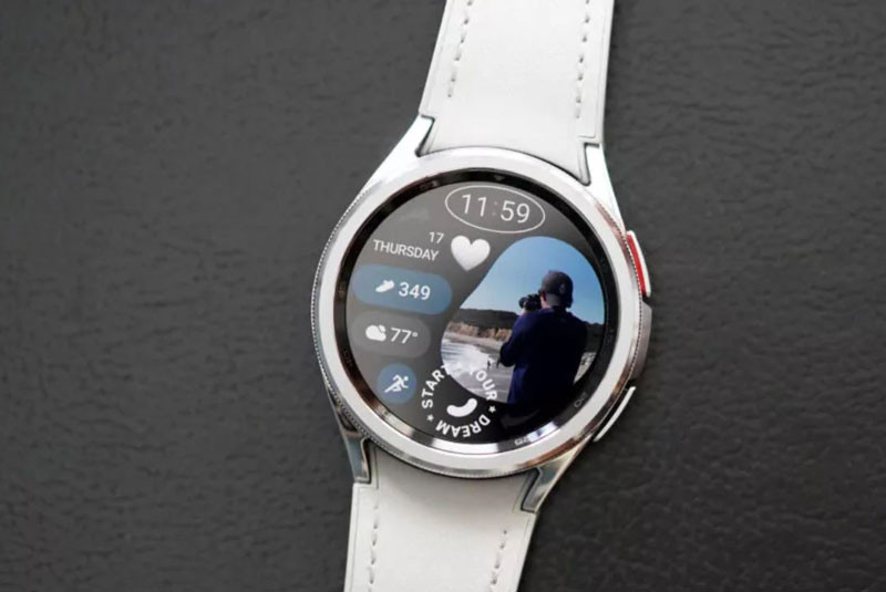 Mặt đồng hồ Photo Sticker trên Galaxy Watch cho phép người dùng tùy biến với ảnh cá nhân và nhãn dán, tạo nên một mặt đồng hồ Galaxy Watch đẹp độc đáo của riêng bạn.