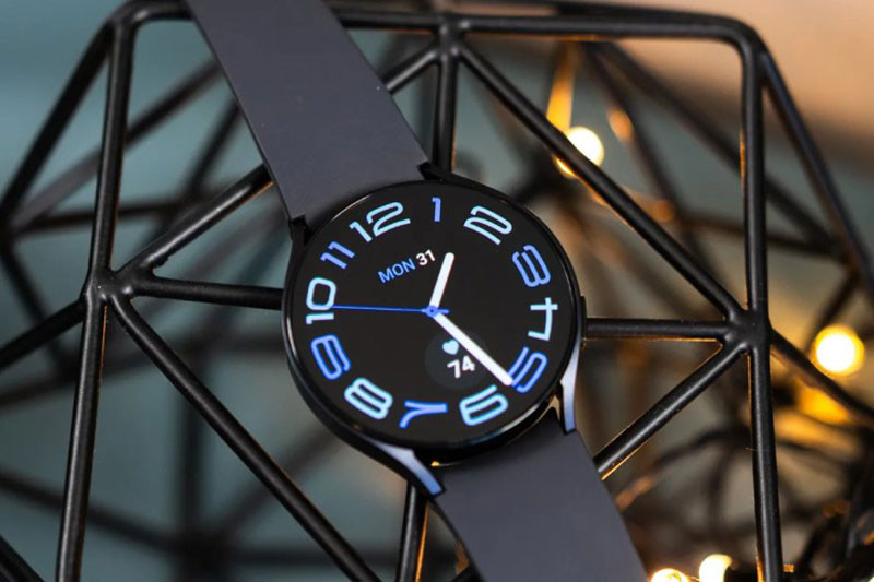 Mặt đồng hồ Stretched Time trên Galaxy Watch Classic, với các con số được kéo dài độc đáo, là một mặt đồng hồ Galaxy Watch đẹp mang phong cách nghệ thuật hiện đại.
