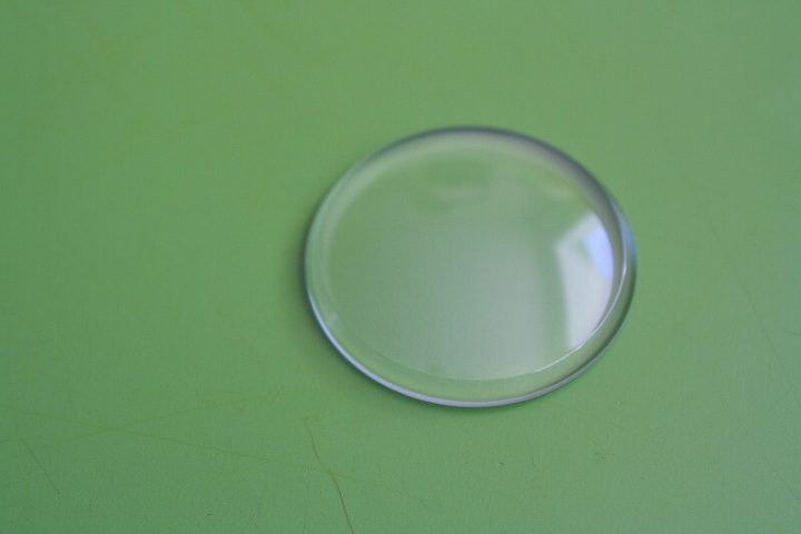 Mặt kính Hardlex độc quyền của Seiko, một trong các loại kính phổ biến khi cần thay mặt kính đồng hồ HCM