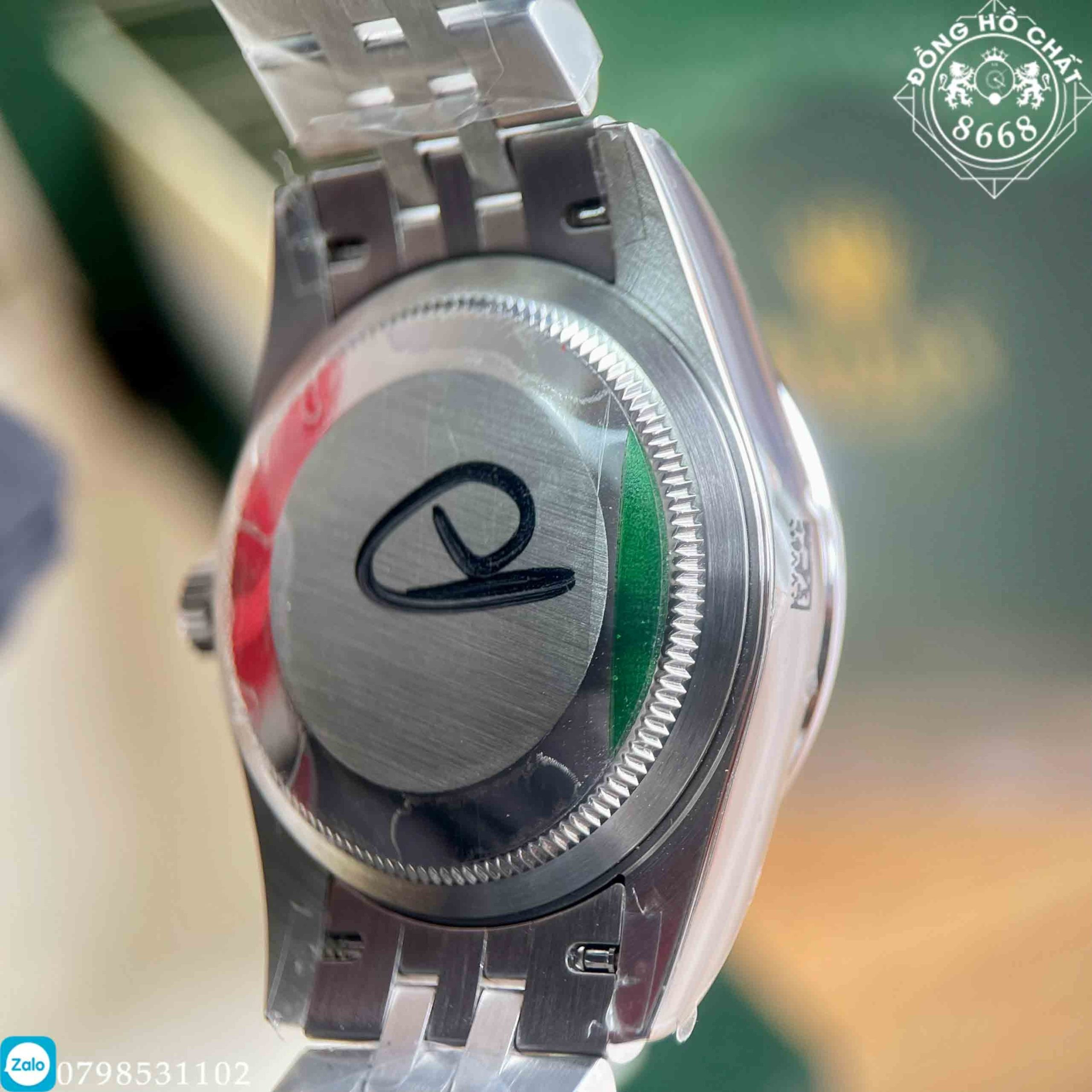 Mặt sau đồng hồ Rolex nữ, nơi chứa bộ máy Caliber 2236 Thụy Sĩ hoạt động mượt mà