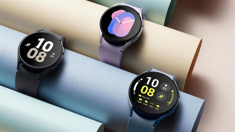 Mặt đồng hồ thông minh Galaxy Watch 5 Series hiển thị giao diện đa sắc thể hiện sự đổi mới từ Samsung