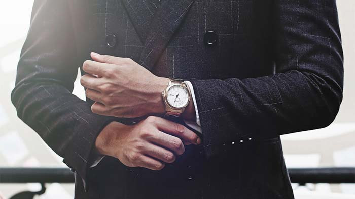 Đồng hồ nam Citizen NH8373-88A, nổi bật với thiết kế sang trọng và dây hợp kim bền bỉ, là một mẫu đồng hồ nam đẹp cho quý ông.