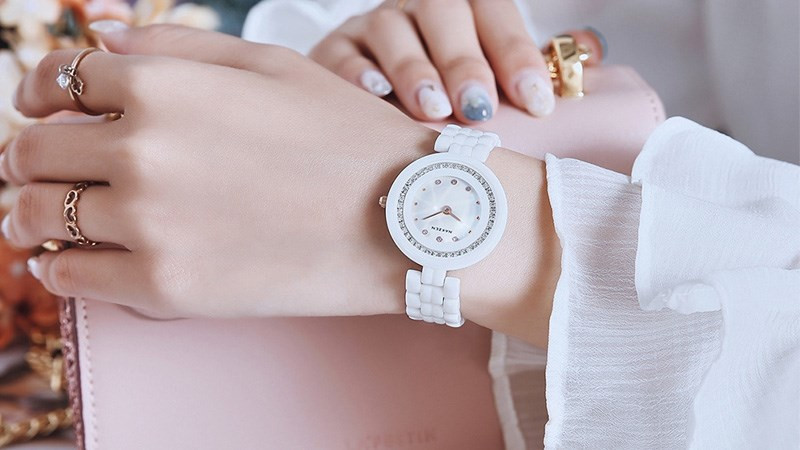 Đồng hồ nữ màu trắng dễ dàng phối hợp với nhiều trang phục thanh lịch