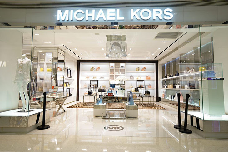 Thương hiệu Michael Kors chính thức ra mắt dòng đồng hồ đeo tay vào năm 2004