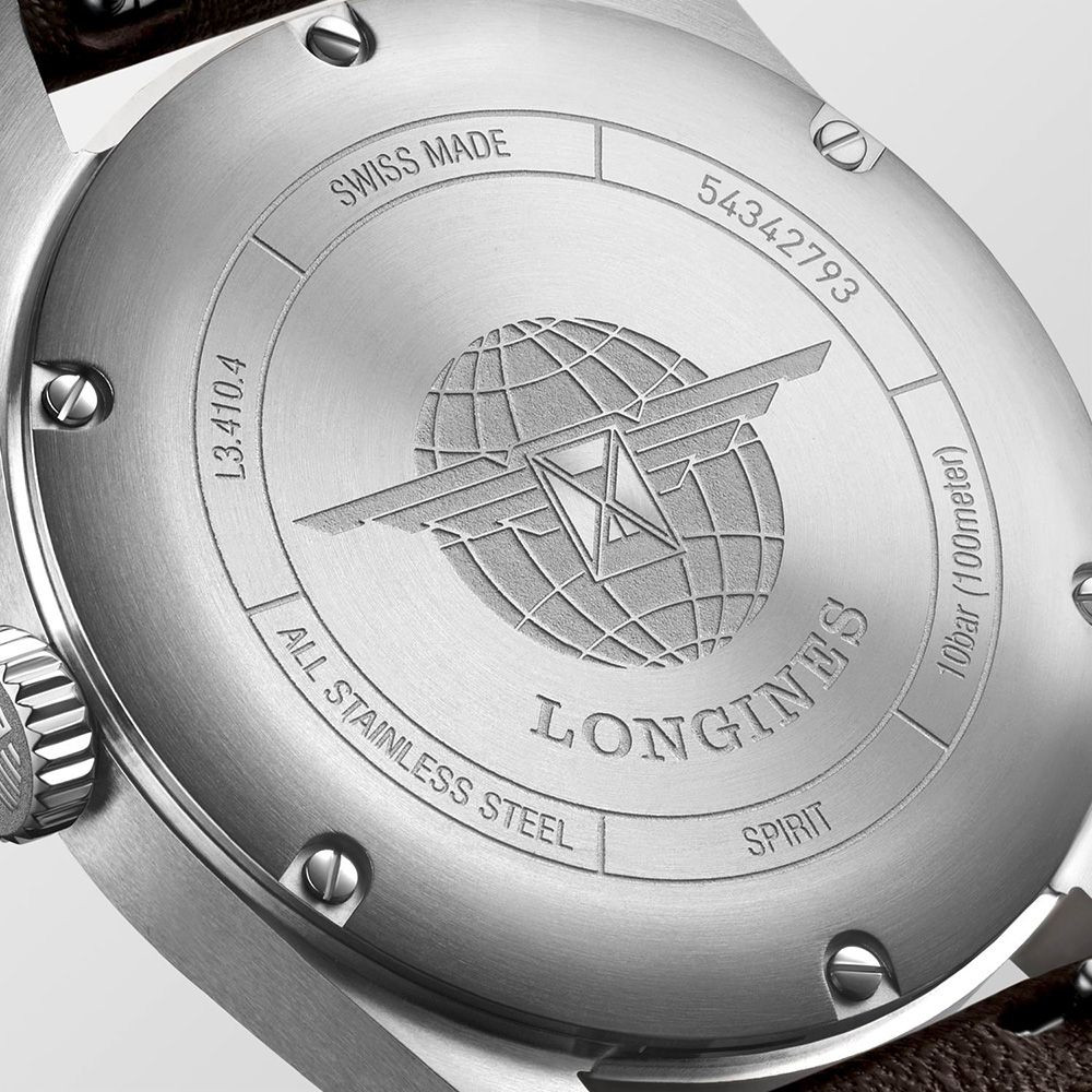 Ảnh minh họa số serial được khắc trên nắp lưng của một chiếc đồng hồ Longines Spirit.