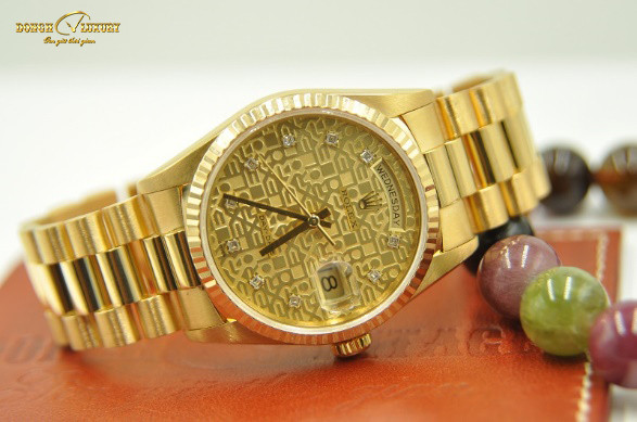 Mẫu đồng hồ Rolex 18238 mặt vi tính gắn kim cương, một mẫu đồng hồ cũ cao cấp khi mua bán đồng hồ cũ tại TPHCM.