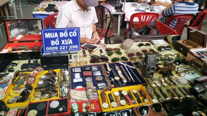 Người chơi đồng hồ cũ trao đổi tại chợ Nơ Trang Long